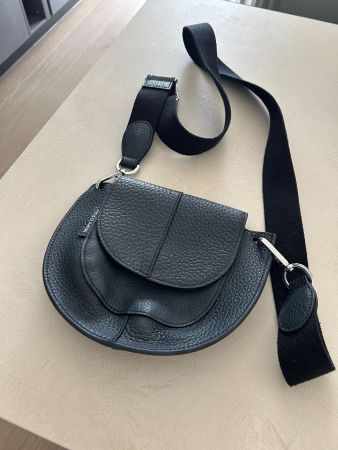 dunkelblaue Lederumhängetasche Marc o`Polo